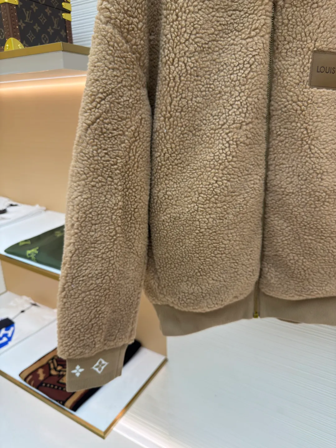 LOUIS VUITTON Teddy sheep wool blended suede tunic jacket ●Authentic product: Purchased and developed by 16999 ●Item number: 1680678-B70 ●Fabric: Lamb wool fabric ●Technology: Positioned cutting machine ●Version: Fitted version ●Weight: about 900 grams ●Size: S-M-L-XL ●Description: Made of high-quality lamb wool fabric, the fluff is fine and soft, rich to the touch, the fluff is tight and even, not easy to shed, ensuring the quality and durability of the jacket; the collar adopts a stand-up collar design, which has been treated with special technology to be stiff and stylish, which can protect the neck from cold wind; the brand on the zipper head The logo is exquisite and compact, adding to the beauty of the details; the brand leather patch on the left chest is made of high-quality material, and the embossed brand logo is clear and three-dimensional, with full texture, which enhances the recognition and high-end sense of the jacket; during the sewing process, the stitches are fine and even, especially the splicing of the lamb wool fabric, which is smooth and firm. The overall wiring is straight and delicate, the fabric is comfortable and soft, and the color is consistent without color difference. It can be matched with the same style to create a fashionable look and control various occasions. Customized accessories, complete with three standards, same style for men and women!